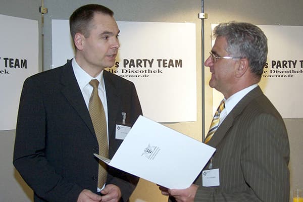 Urkundenübergabe beim Wettbewerb Dienstleister des Jahres an mr. mac's party team