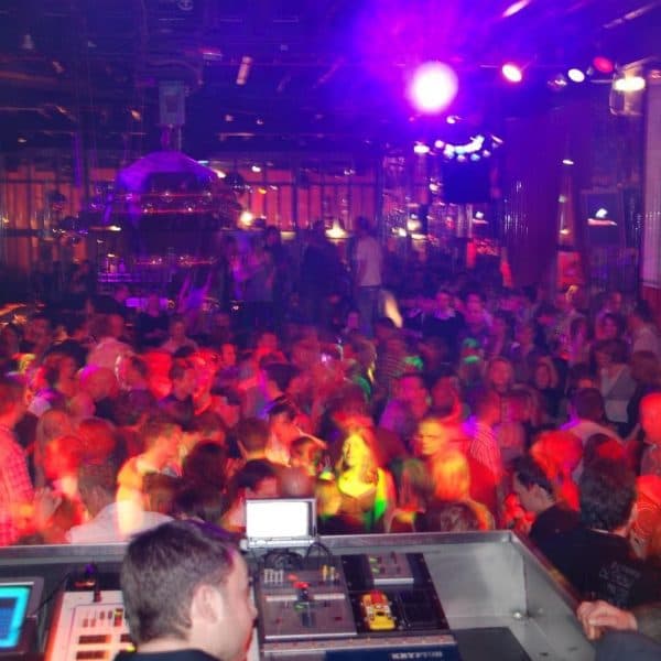 Blick vom DJ-Pult auf die volle Tanzfläche der La Boum Party