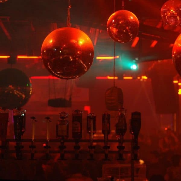 Discokugeln über der Bar bei der La Boum Party