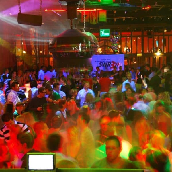 La Boum Party mit vielen Gästen und bunter Clubbeleuchtung