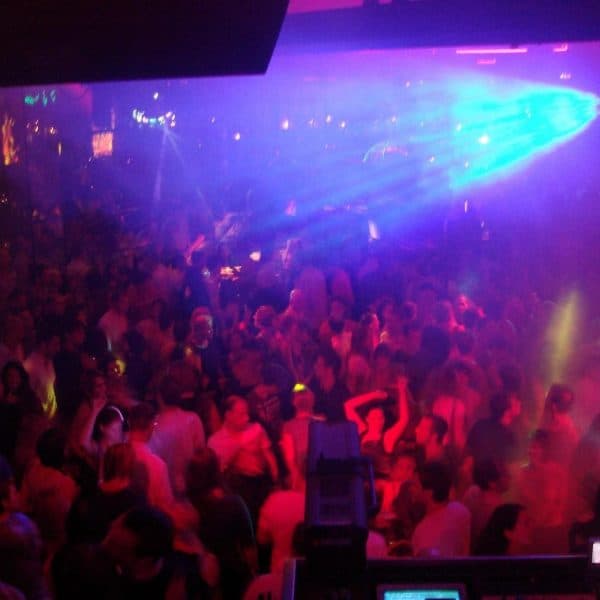 Volle Tanzfläche bei der La Boum Party mit violetter Lichtshow