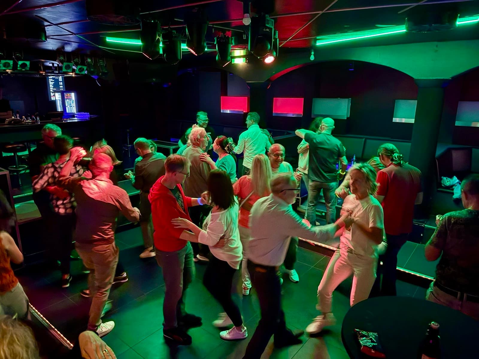 Tanzende Paare beim kostenlosen Disco-Fox-Crashkurs der ADTV Tanzschule Burger-Schäfer zu Beginn der DANCE NIGHT