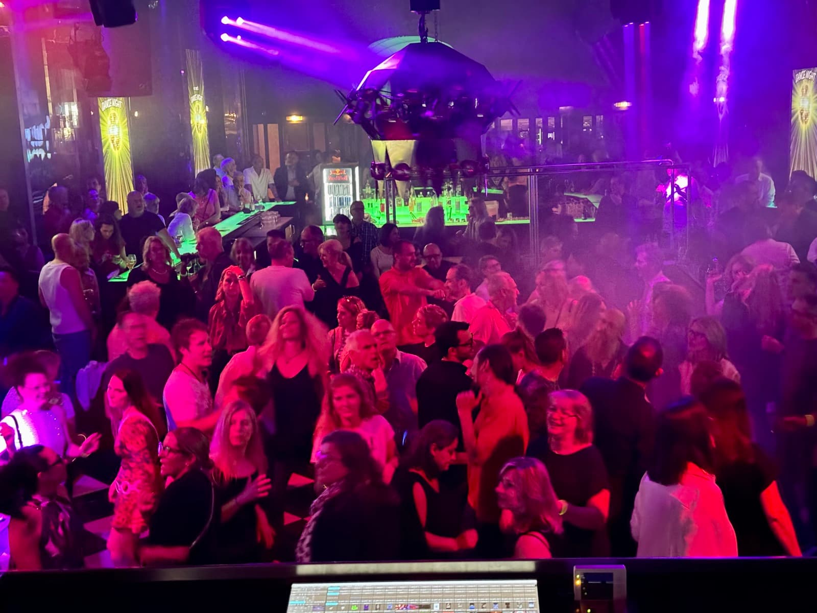 Volle Tanzfläche im Großen Club des Perkins Park Stuttgart bei der Premiere der mr. mac’s DANCE NIGHT