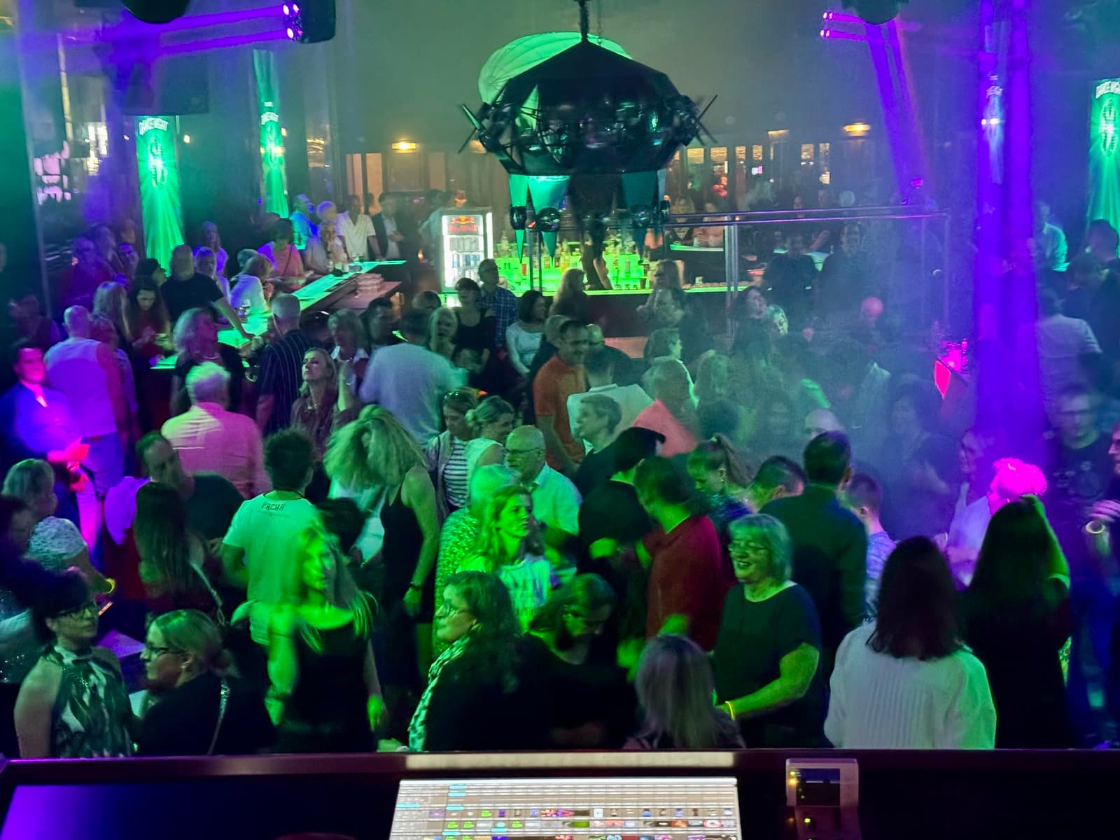 Partygäste tanzen unter der Discokugel im Großen Club des Perkins Park zu den 70er-Hits von DJ mr. mac