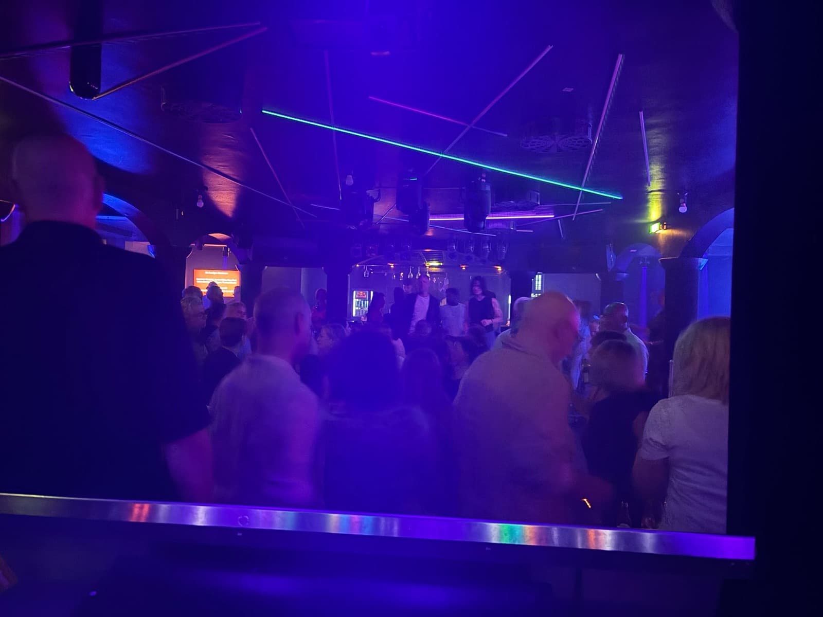 Gefüllte Tanzfläche im Kleinen Club des Perkins Park, wo DJ Callix Club-Hits der 90er bis heute auflegt