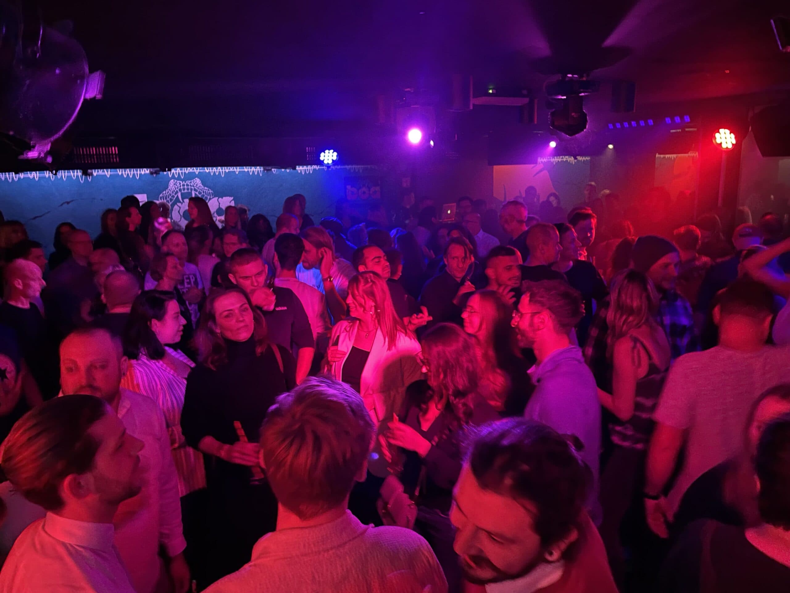 Volle Tanzfläche bei der 80er Party La Boum in der BOA Stuttgart – Feiernde Gäste genießen die Musik und Partystimmung. Ein Event von Mrmacs Party Team
