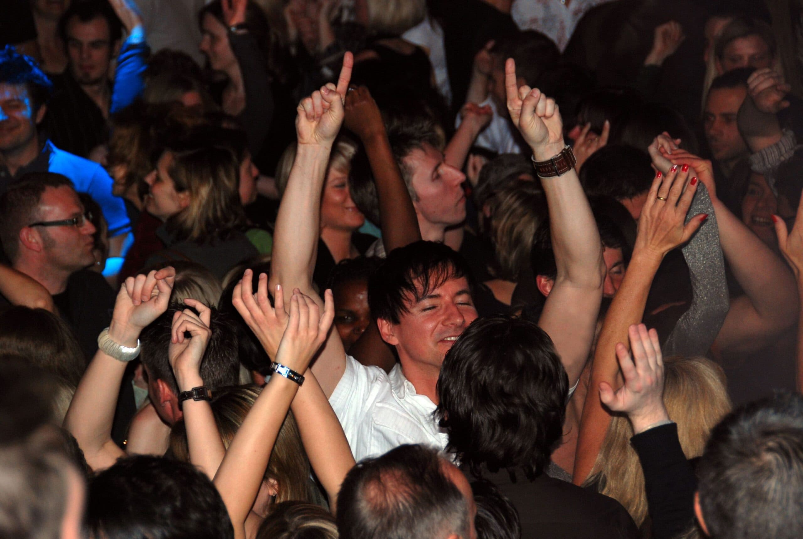 Feiernde Menge bei der 80er Party La Boum in der BOA Stuttgart – Tanzende Gäste mit erhobenen Händen genießen die Party-Stimmung. Ein Event von Mrmacs Party Team