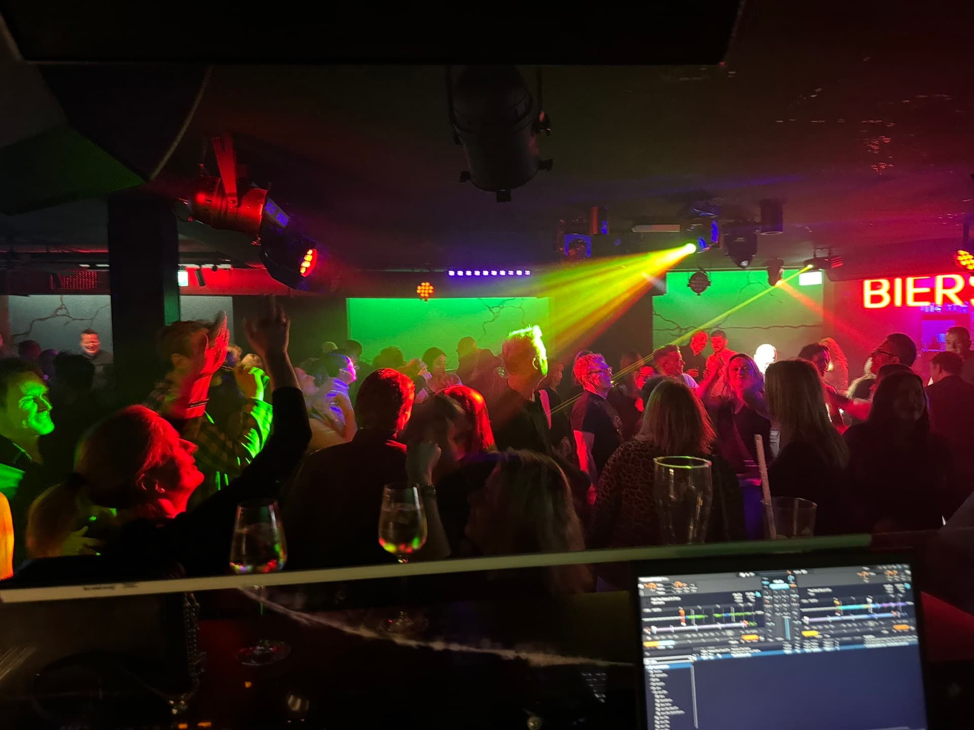 Blick aus dem DJ-Pult auf die Tanzfläche der 80er Party La Boum in der BOA Stuttgart – Feiernde Gäste, bunte Lichter und mitreißende Musik. Ein Event von Mrmacs Party Team
