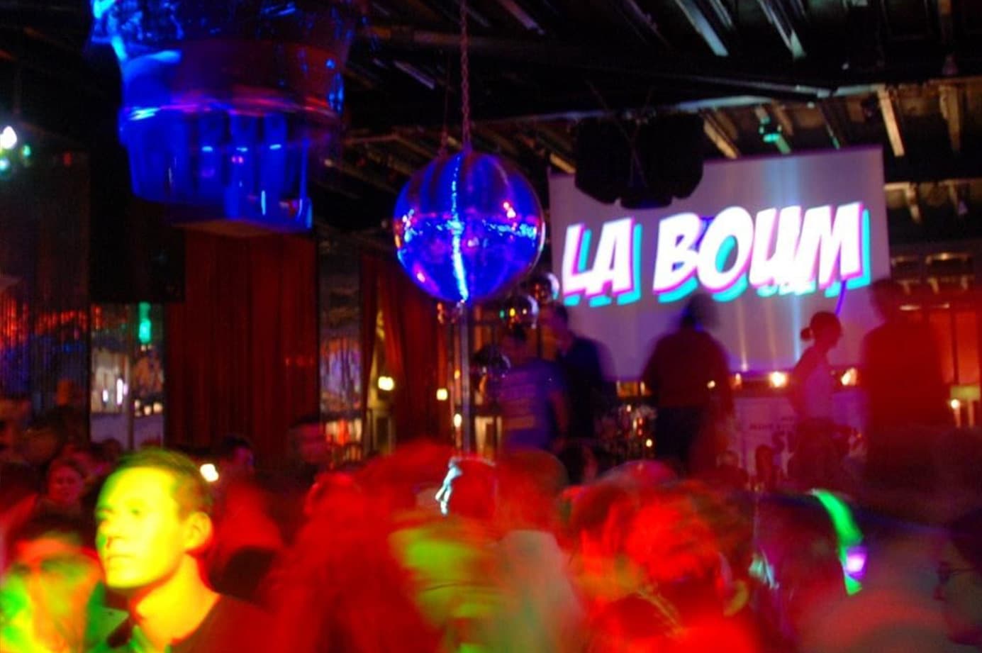 80er-Party 'La Boum' in der BOA Stuttgart – Tanzende Gäste, bunte Lichter und Discokugel