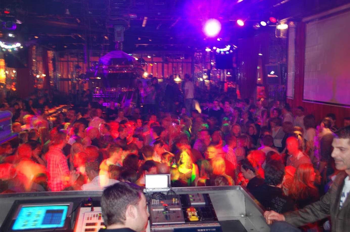 La Boum 80er-Party in der BOA Stuttgart – Blick aus dem DJ-Pult auf die feiernde Menge mit bunter Lichtshow