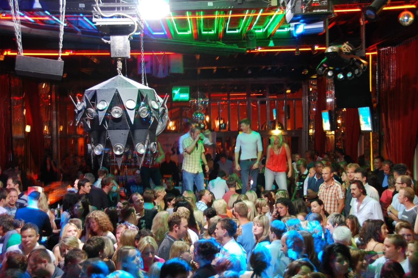 Tanzende Menge bei der 80er-Party La Boum in der BOA Stuttgart – Bunte Lichter und Gäste auf der Tanzfläche