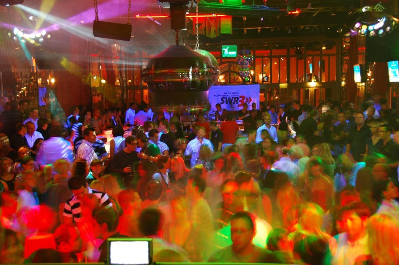 La Boum 80er-Party in der BOA Stuttgart – Tanzende Gäste unter bunten Lichtern und Discokugel