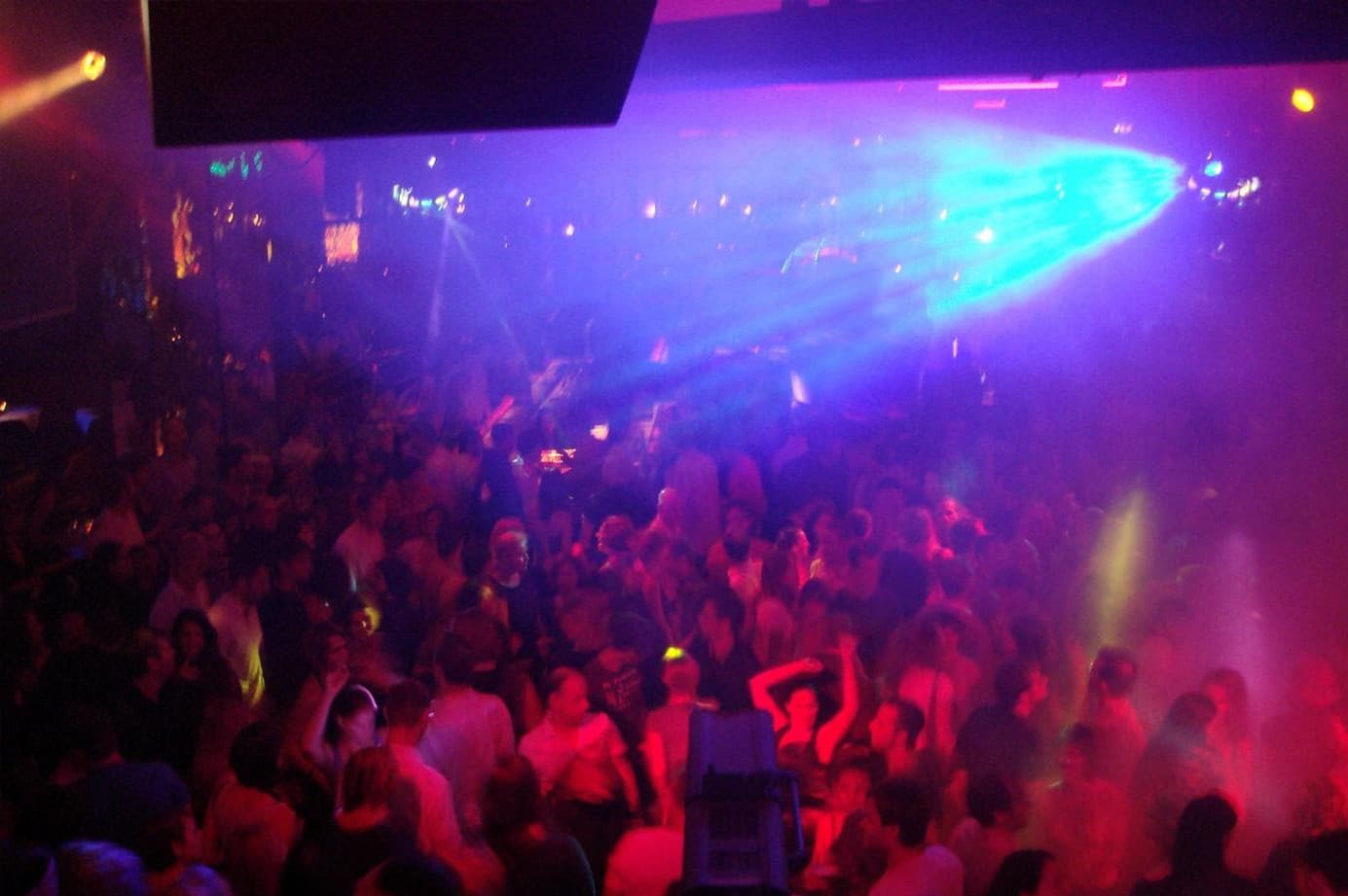 Dichte Menschenmenge bei der 80er-Party La Boum in der BOA Stuttgart – Bunte Lichteffekte und Nebel sorgen für Club-Atmosphäre