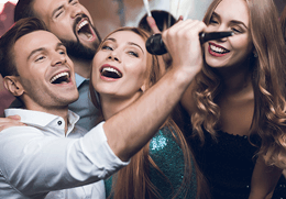 Gruppe singt Karaoke als Motiv für die Karaoke-Liste nach Genre