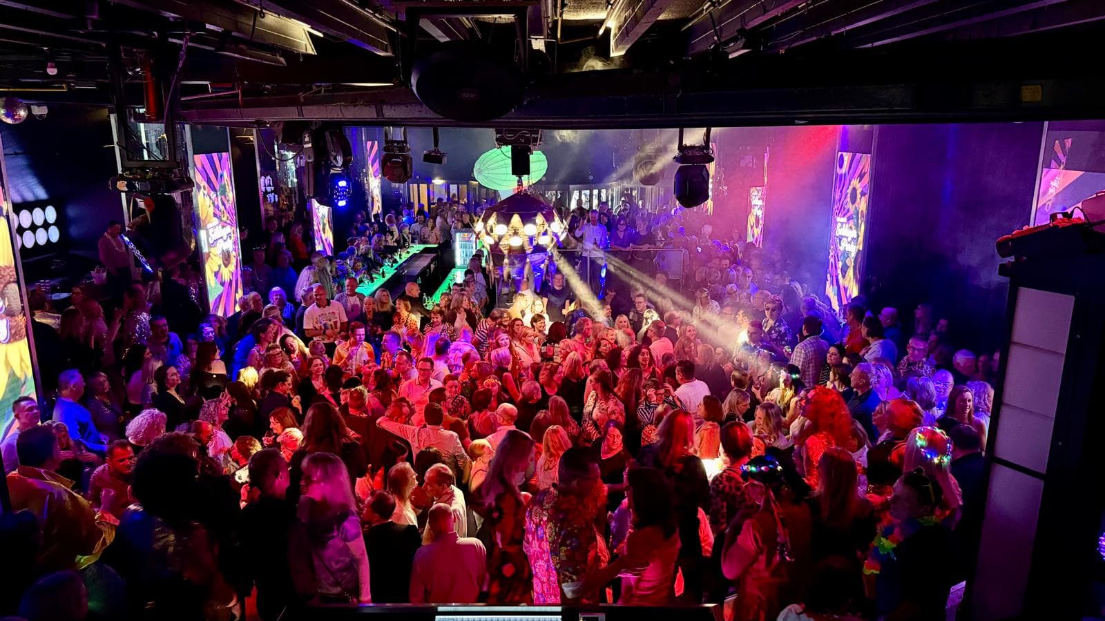 Volle Tanzfläche bei der mr. mac's Schlagerparty in Stuttgart