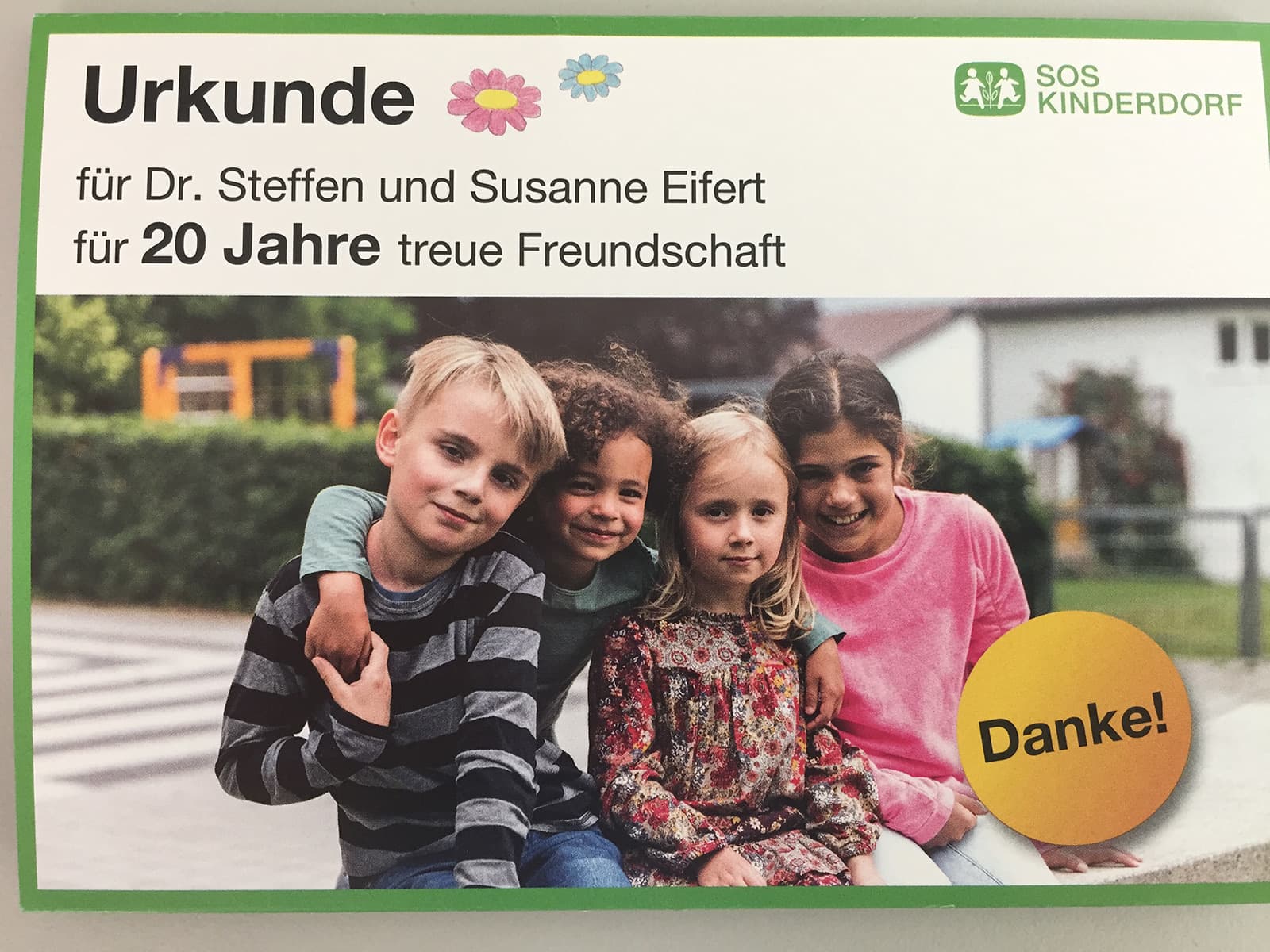 Urkunde des SOS-Kinderdorfs für 20 Jahre Freundschaft mit Steffen und Susanne Eifert