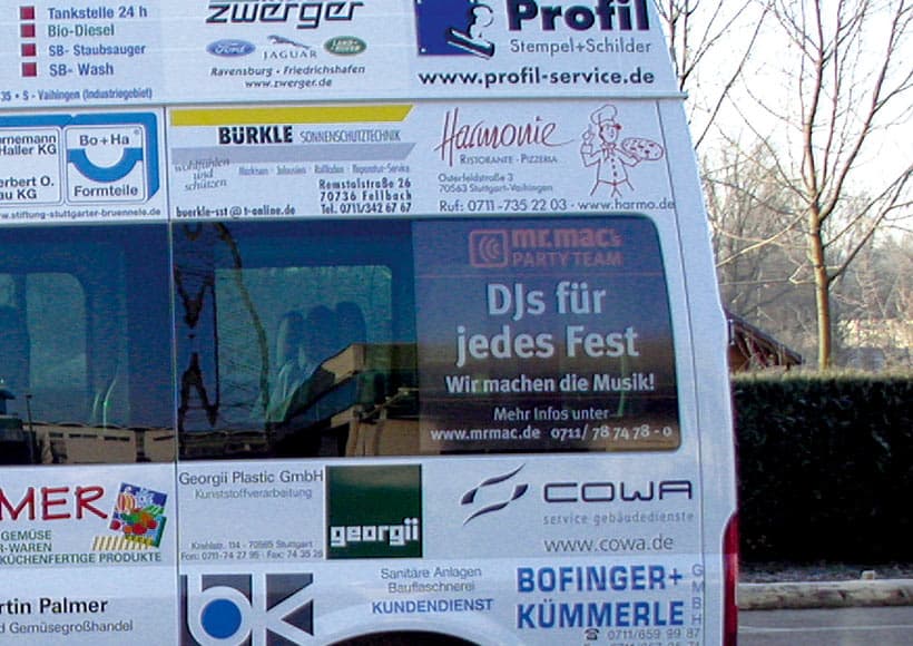 Sozialmobil des Rudolph-Sophien-Stifts mit Werbung von mr. mac's party team