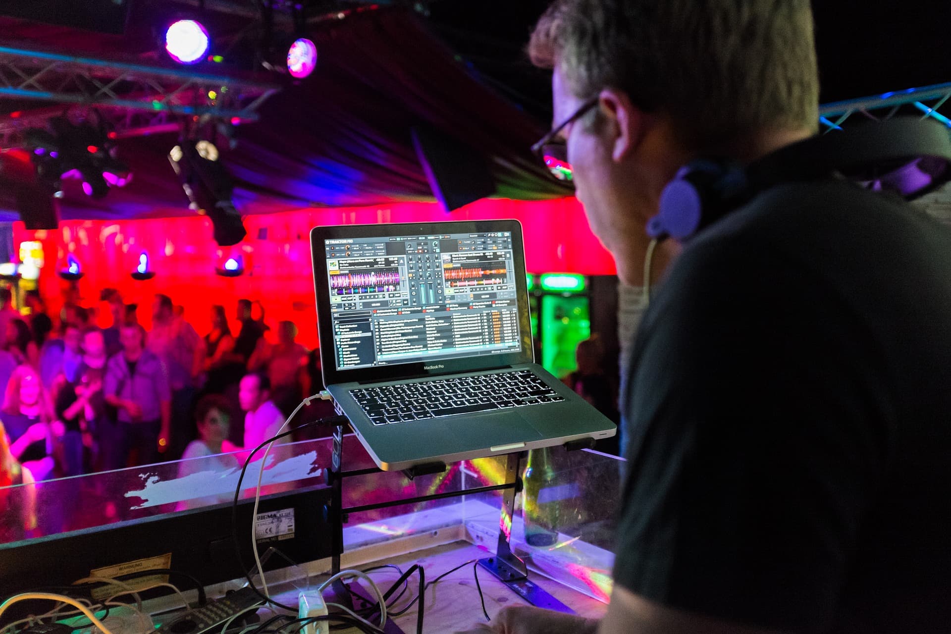DJ-Pult mit Blick auf eine öffentliche Party von mr. mac's party team