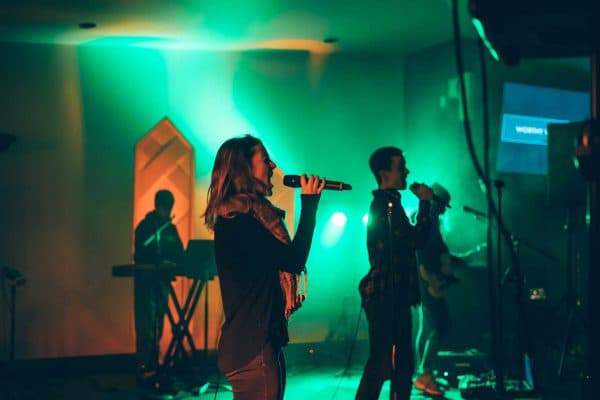 Karaoke-Anlage mit Sängerin, Mikrofon und Bühnenlicht
