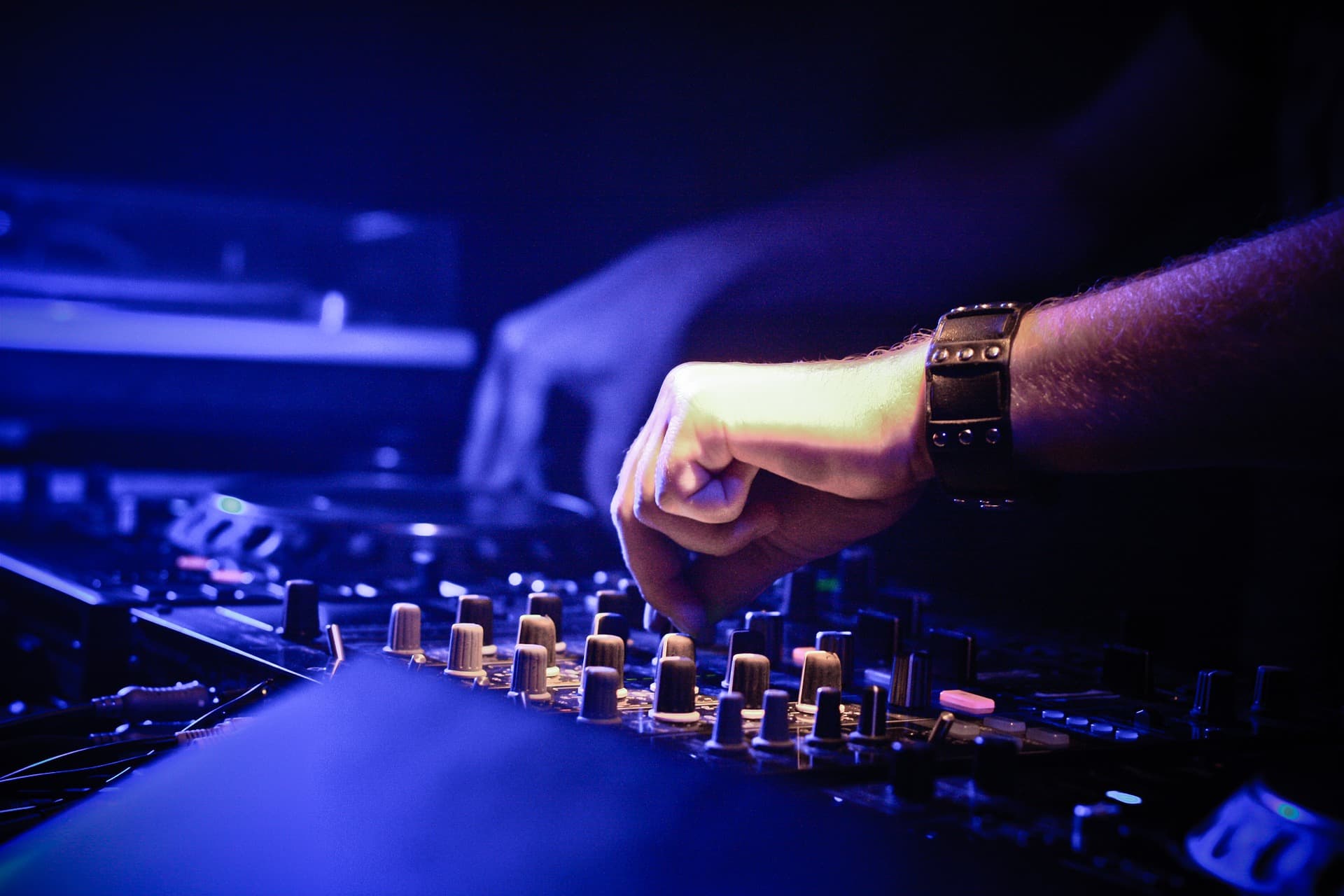Hand am DJ-Mischpult als Motiv für die Qualifikation unserer DJs